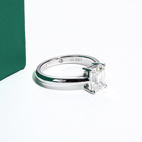 Anel Solitário Esmeralda com Moissanite – Ouro Branco 18k