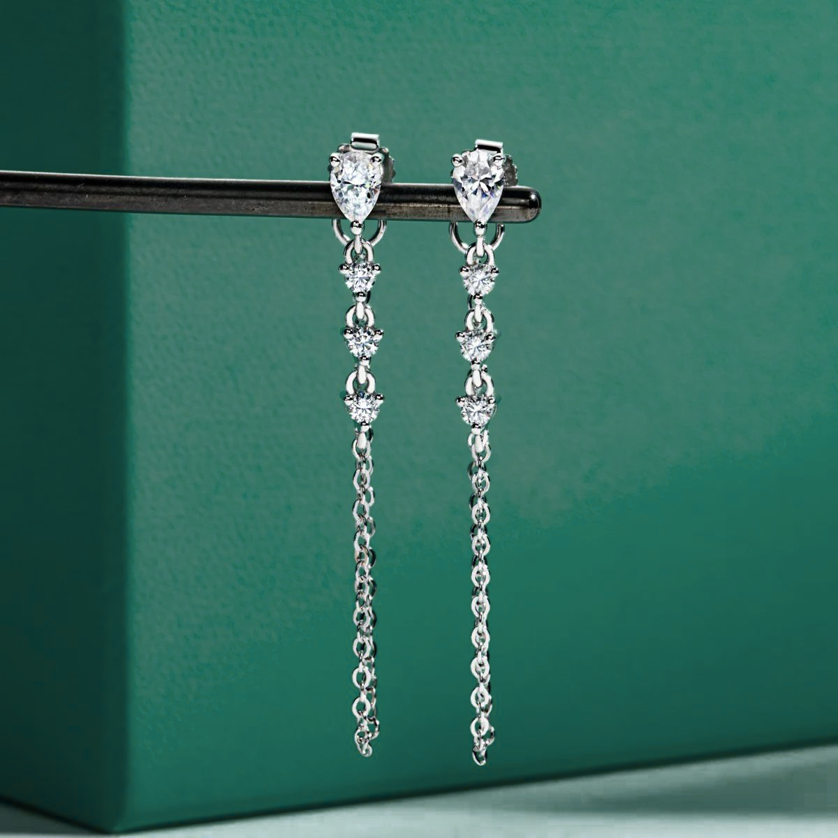 Brinco Cascata com Moissanites Pear – Ouro Branco 18k