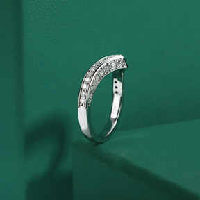 Meia Aliança V Design com Moissanite – Ouro Branco 18k
