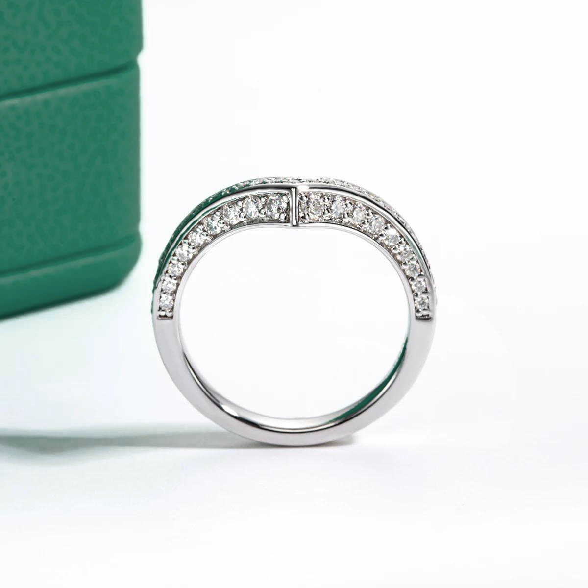 Meia Aliança V Design com Moissanite – Ouro Branco 18k