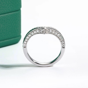 Meia Aliança V Design com Moissanite – Ouro Branco 18k