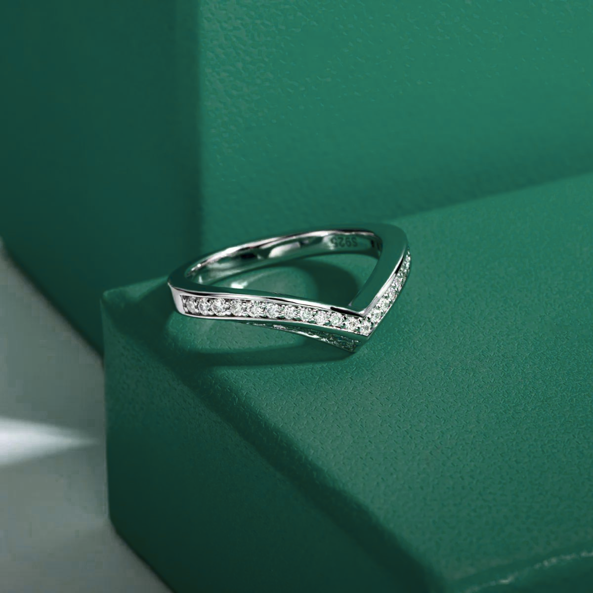 Meia Aliança V Design com Moissanite – Ouro Branco 18k