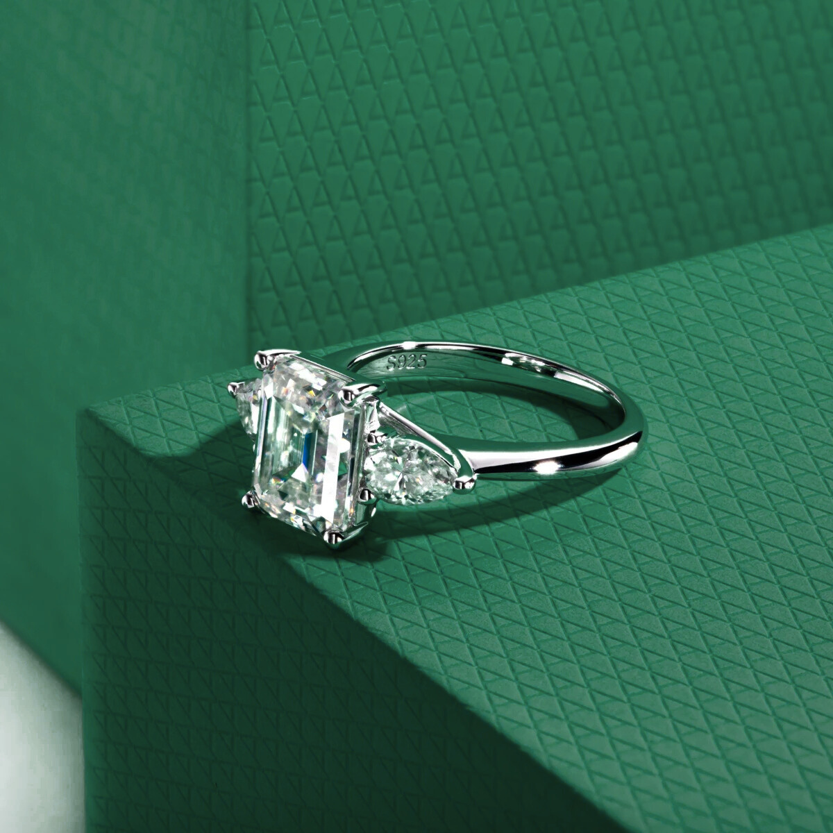 Anel Esmera Moissanite - Ouro Branco 18k