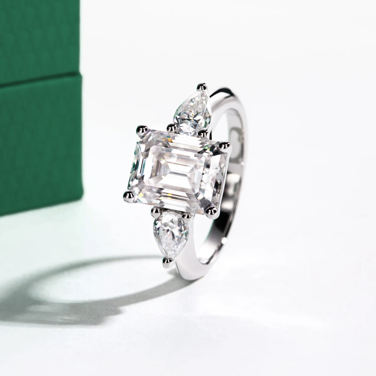 Anel Esmera Moissanite - Ouro Branco 18k