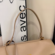 Bolsa Feminina Couro com Alça Ajustável e Fechamento de Metal Dourado - Catarina