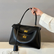 Bolsa Feminina Couro com Alça Ajustável e Fechamento de Metal Dourado - Catarina