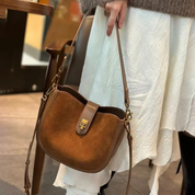Bolsa Crossbody Feminina em Camurça com Alça Regulável e Fecho Dourado Sofisticada - Aurora