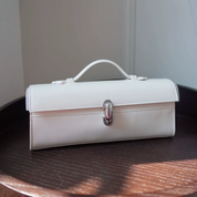 Bolsa Clutch de Mão Feminina em Couro com Alça Superior e Fechamento Moderno - Clara