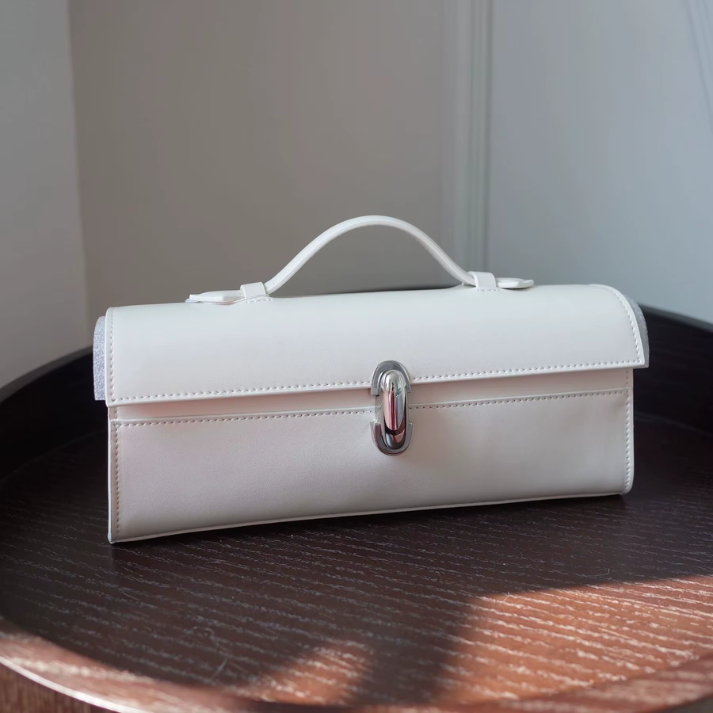 Bolsa Clutch de Mão Feminina em Couro com Alça Superior e Fechamento Moderno - Clara