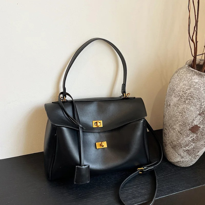 Bolsa Feminina Couro com Alça Ajustável e Fechamento de Metal Dourado - Catarina