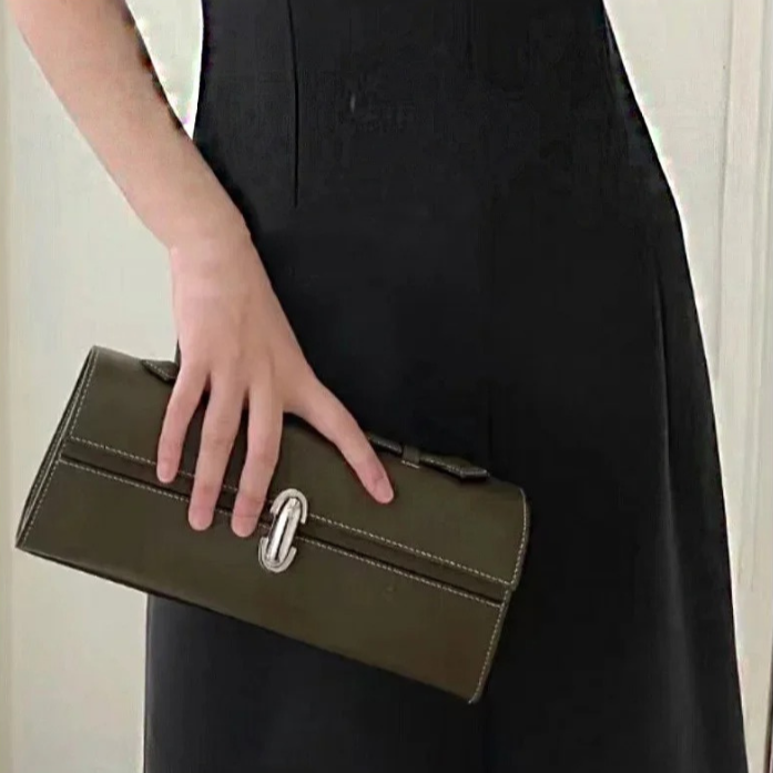 Bolsa Clutch de Mão Feminina em Couro com Alça Superior e Fechamento Moderno - Clara
