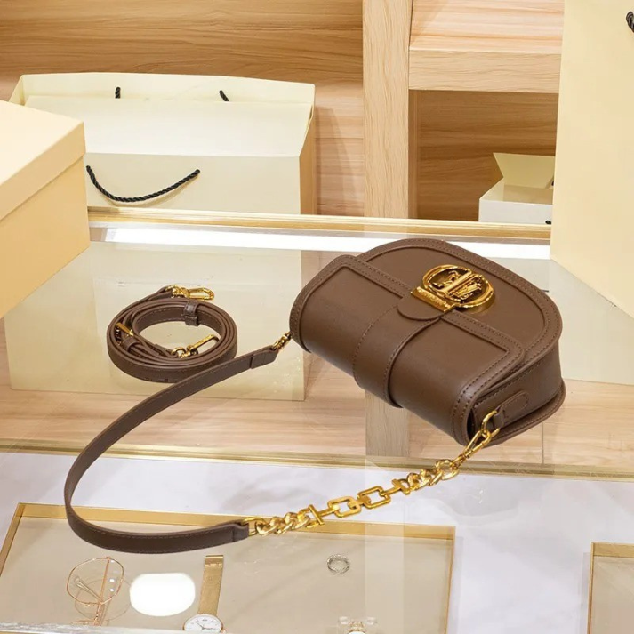 Bolsa Transversal de Couro com Alça de Corrente Dourada e Fecho Metálico Luxo - Lidu