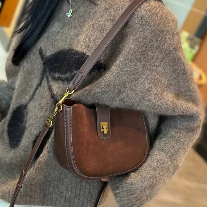 Bolsa Crossbody Feminina em Camurça com Alça Regulável e Fecho Dourado Sofisticada - Aurora