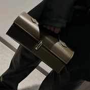Bolsa Clutch de Mão Feminina em Couro com Alça Superior e Fechamento Moderno - Clara