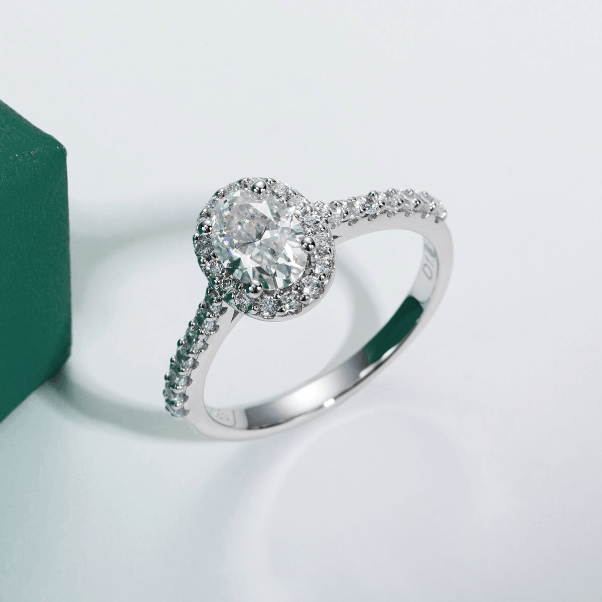 Anel Oval Halo com Moissanite – Ouro Branco 18k