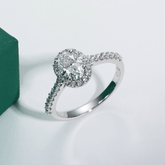Anel Oval Halo com Moissanite – Ouro Branco 18k