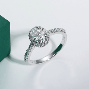Anel Oval Halo com Moissanite – Ouro Branco 18k