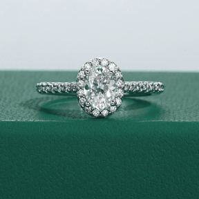 Anel Oval Halo com Moissanite – Ouro Branco 18k