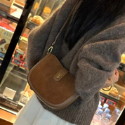 Bolsa Crossbody Feminina em Camurça com Alça Regulável e Fecho Dourado Sofisticada - Aurora
