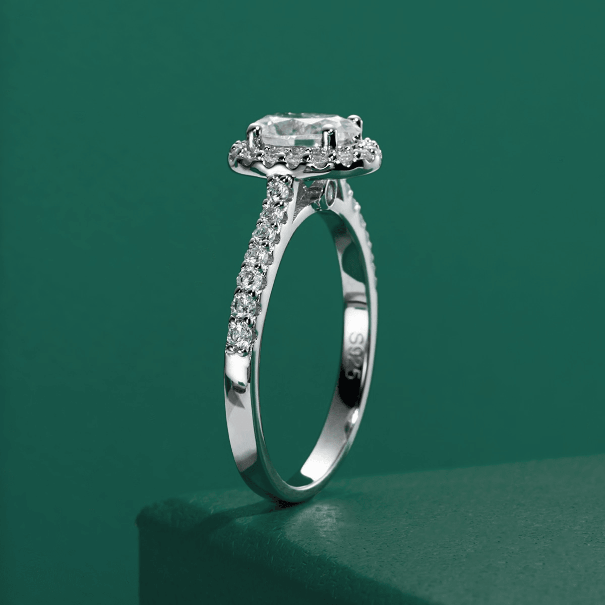Anel Oval Halo com Moissanite – Ouro Branco 18k