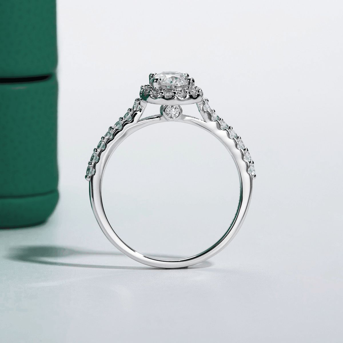 Anel Oval Halo com Moissanite – Ouro Branco 18k