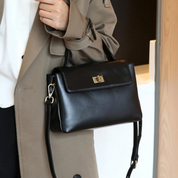 Bolsa Feminina Estruturada em Couro com Alça Transversal e Fecho Metálico Clássico - Helena