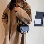 Bolsa de Ombro Feminina com Textura Fina e Fechamento de Metal Sofisticado Viena Lux