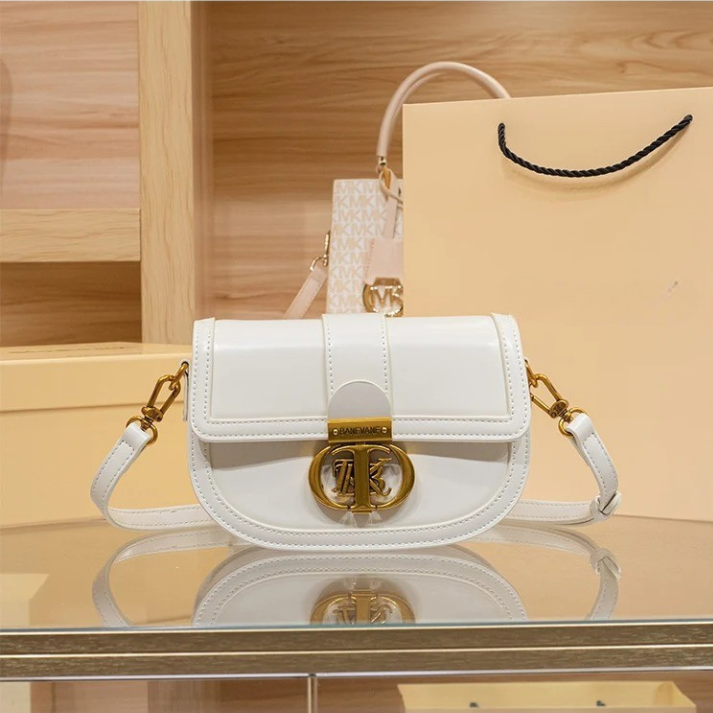 Bolsa Transversal de Couro com Alça de Corrente Dourada e Fecho Metálico Luxo - Lidu
