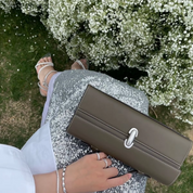 Bolsa Clutch de Mão Feminina em Couro com Alça Superior e Fechamento Moderno - Clara