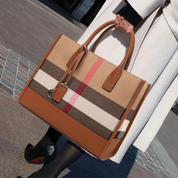 Bolsa Tote Feminina Xadrez Clássica em Tecido e Couro Caramelo - Elegante