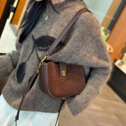 Bolsa Crossbody Feminina em Camurça com Alça Regulável e Fecho Dourado Sofisticada - Aurora