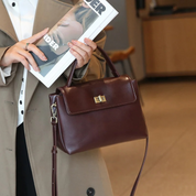 Bolsa Feminina Estruturada em Couro com Alça Transversal e Fecho Metálico Clássico - Helena
