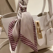 Bolsa de Couro Feminina com Detalhe em Lenço e Fecho Dourado - Lauren