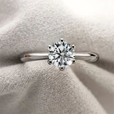 Anel Solitário com Moissanite Brilhante – Prata 925