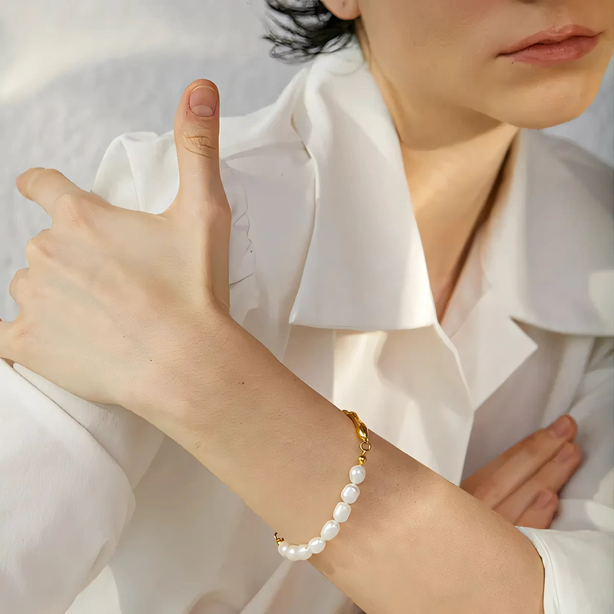 Pulseira Feminina Pérolas Naturais com Dourado – Elegância com Design Moderno