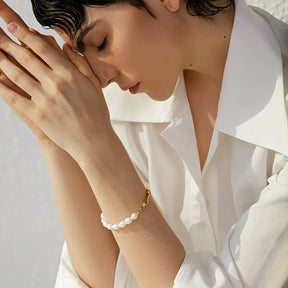 Pulseira Feminina Pérolas Naturais com Dourado – Elegância com Design Moderno