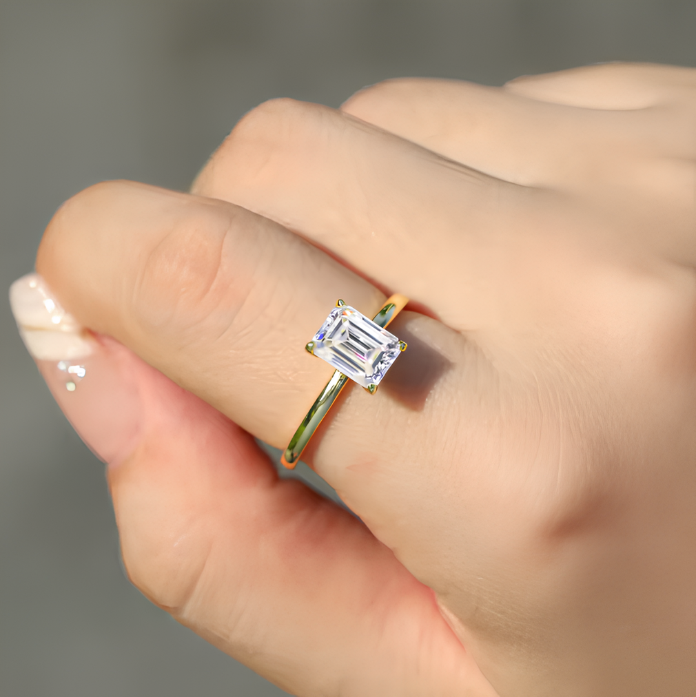 Anel Slim com Moissanite Esmeralda – Ouro 18k
