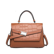 Bolsa transversal feminina em couro com textura animal print e alça removível