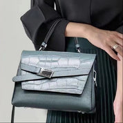 Bolsa transversal feminina em couro com textura animal print e alça removível