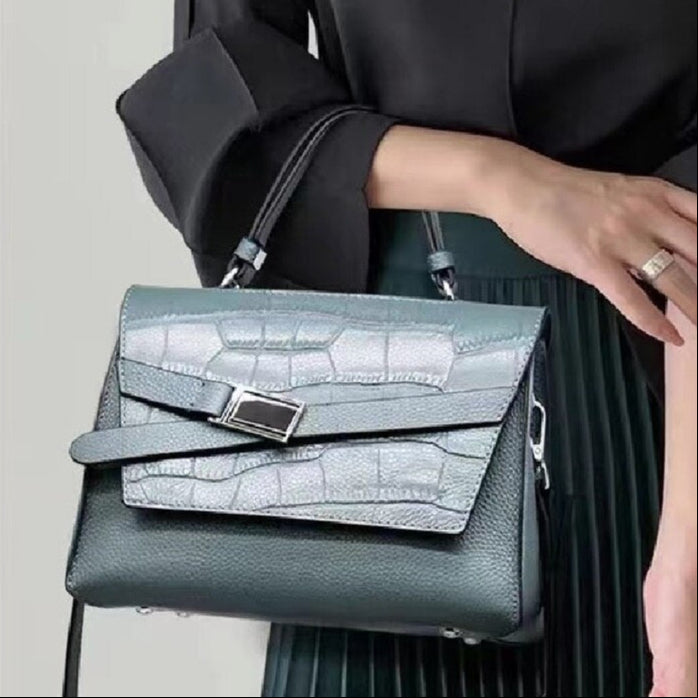 Bolsa transversal feminina em couro com textura animal print e alça removível