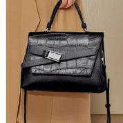 Bolsa transversal feminina em couro com textura animal print e alça removível