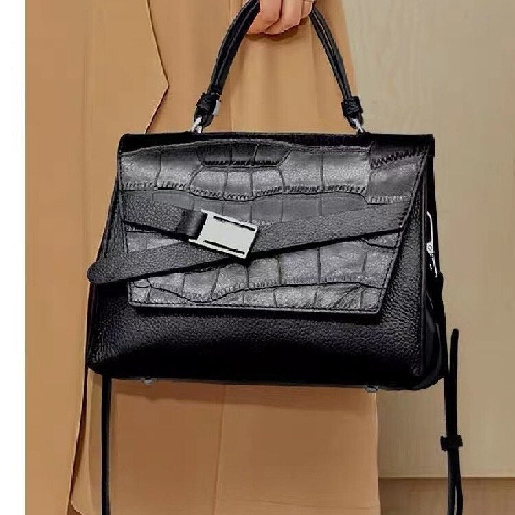 Bolsa transversal feminina em couro com textura animal print e alça removível