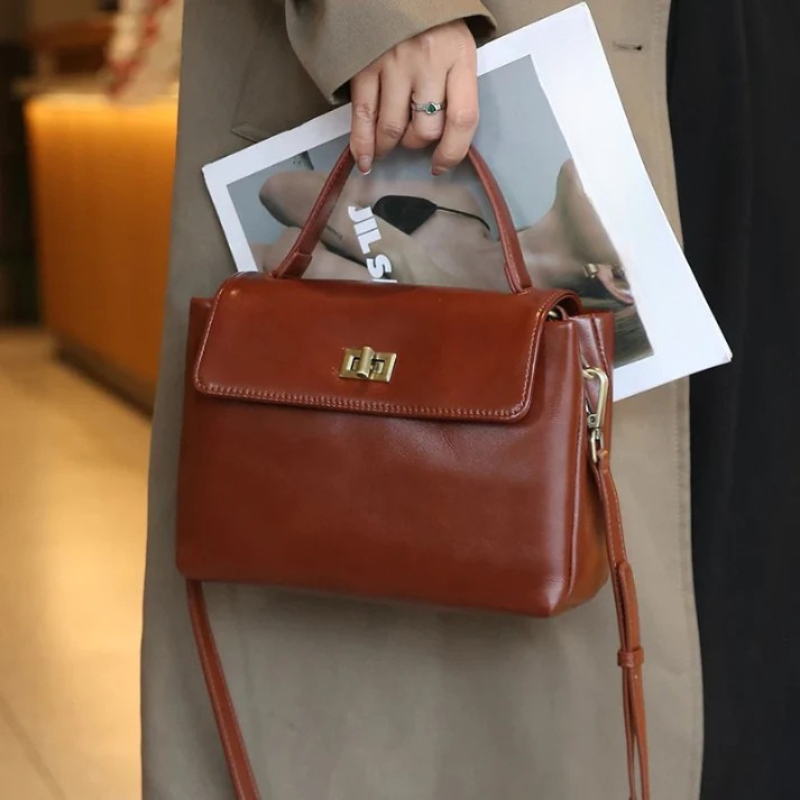 Bolsa Feminina Estruturada em Couro com Alça Transversal e Fecho Metálico Clássico - Helena