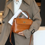 Bolsa Feminina Estruturada em Couro com Alça Transversal e Fecho Metálico Clássico - Helena