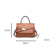 Bolsa transversal feminina em couro com textura animal print e alça removível