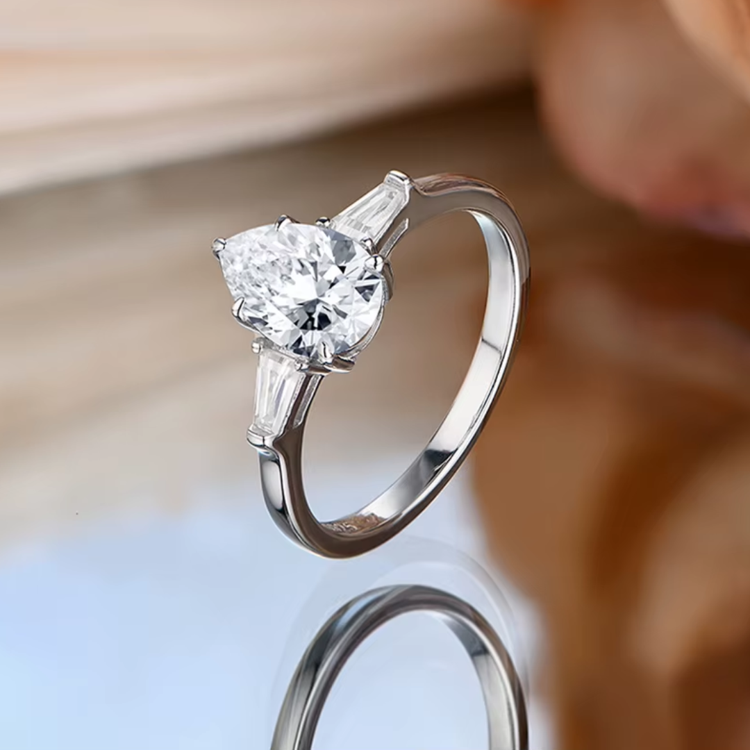 Anel Gota com Moissanite – Ouro Branco 18k
