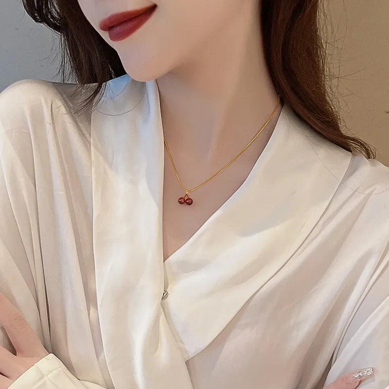 Colar Cereja Minimalista Banhado a Ouro 18K
