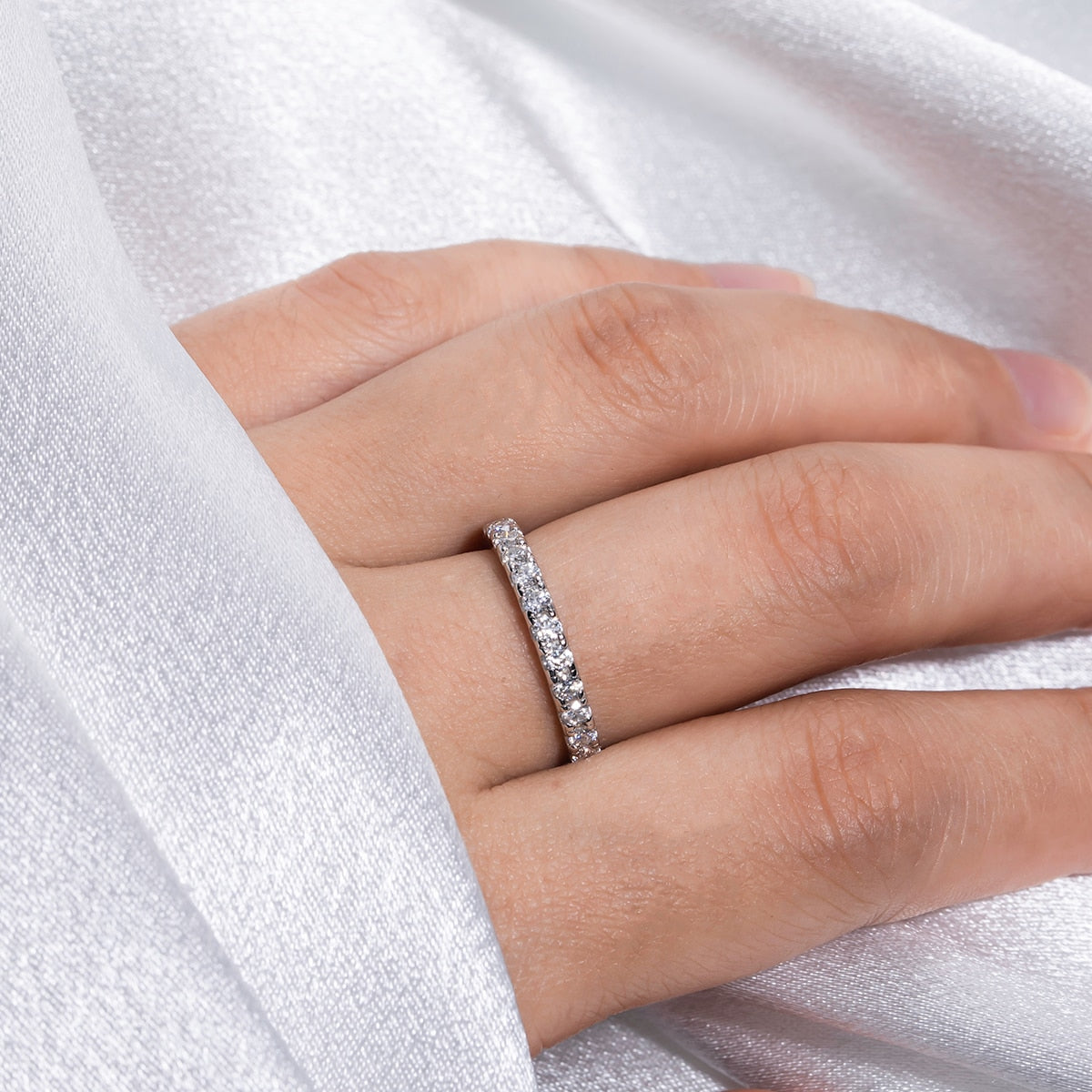 Anel Meia Aliança com Moissanite – Ouro Branco 18k