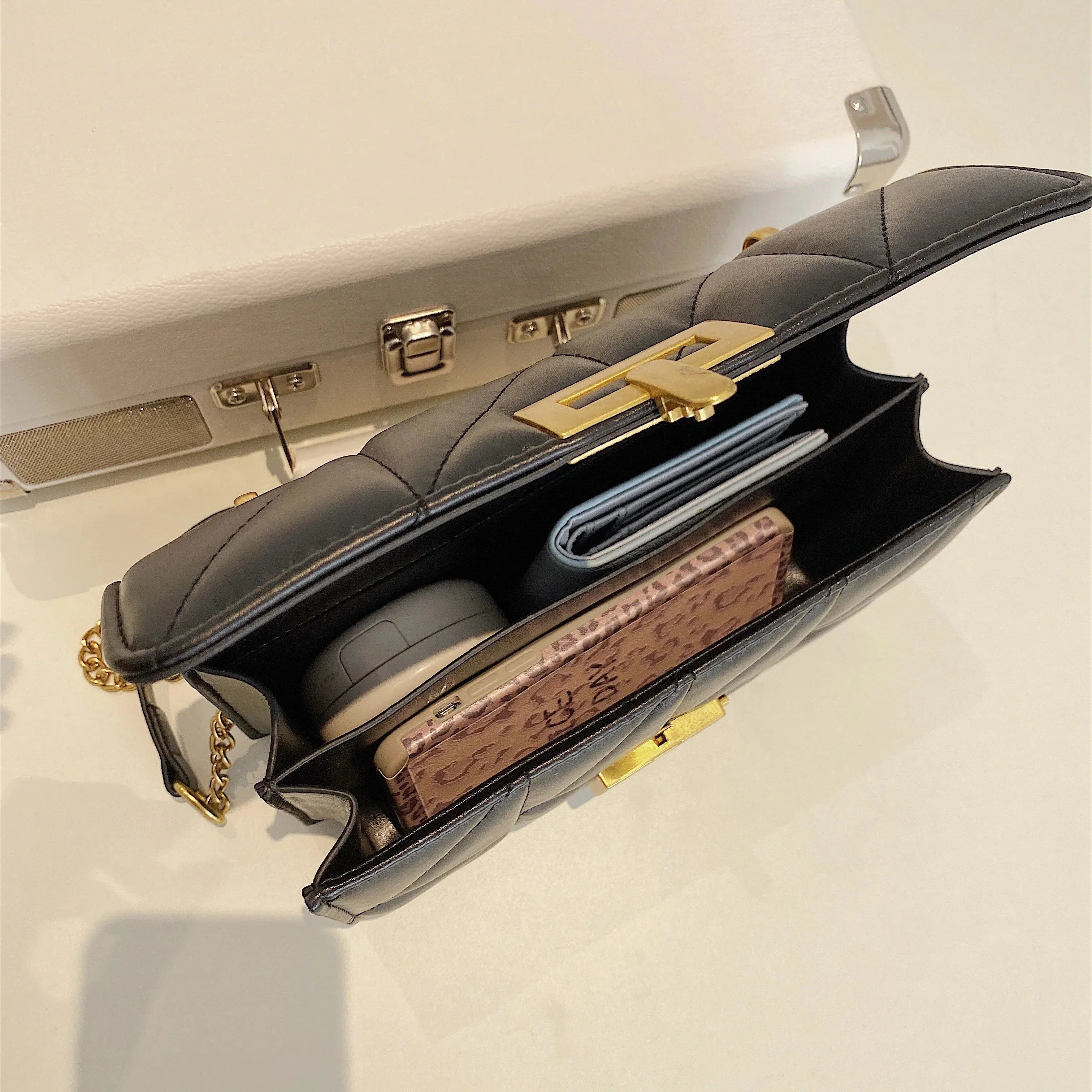 Fivela de bloqueio bordado fio PU cor sólida pequena bolsa quadrada bolsa de ombro com corrente feminina