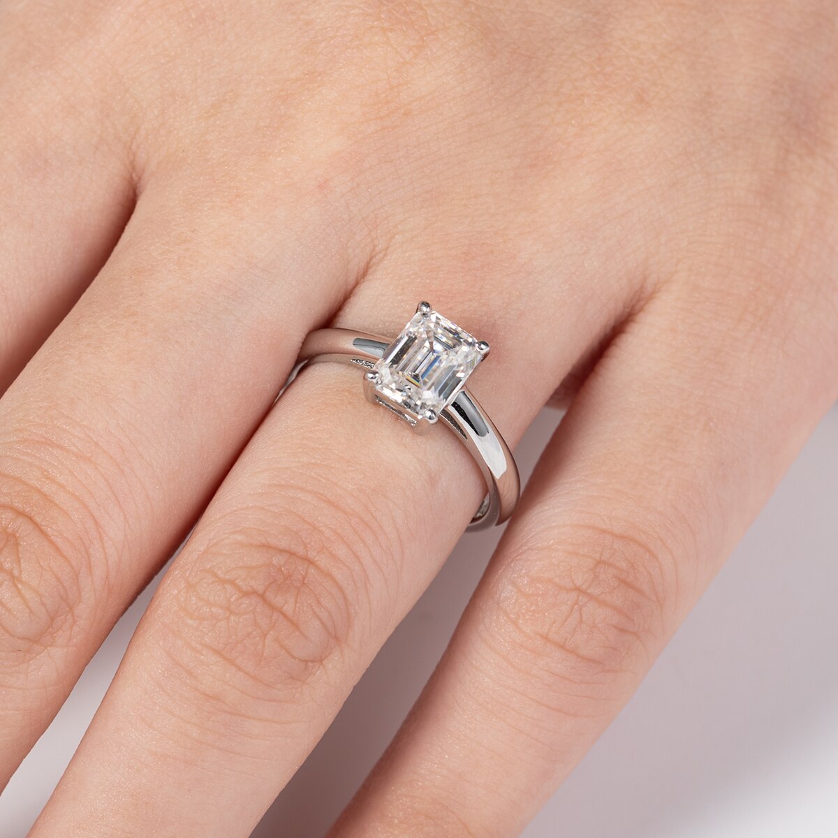 Anel Solitário Esmeralda com Moissanite – Ouro Branco 18k